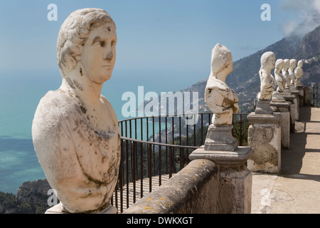 Statue sul Belvedere di infinito a Villa Cimbrone a Ravello, Amalfi Coast, sito UNESCO, Campania, Italia, Mediterranea Foto Stock