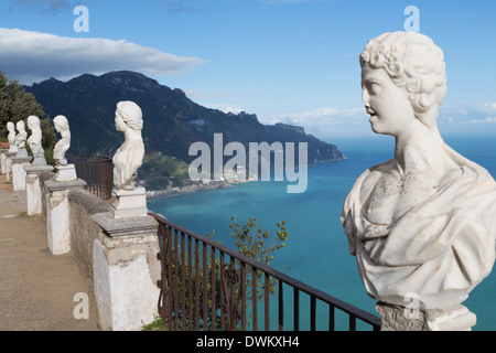 Statue sul Belvedere di infinito a Villa Cimbrone a Ravello, Amalfi Coast, sito UNESCO, Campania, Italia, Mediterranea Foto Stock