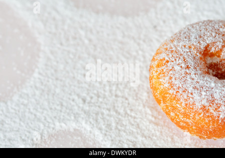 Ciambella con zucchero isolato su sfondo bianco Foto Stock