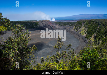 Il cratere vulcanico prima del Vertice di Kilauea il lago di lava nel Parco Nazionale dei Vulcani delle Hawaii, sito UNESCO, Big Island, Hawaii, Pacific Foto Stock