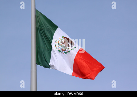 Bandiera del Messico nel cielo blu Foto Stock