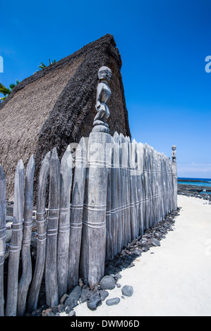 Statue in legno sul royal motivi in Puuhonua o Honaunau National Historical Park, Big Island, Hawaii, Pacific Foto Stock