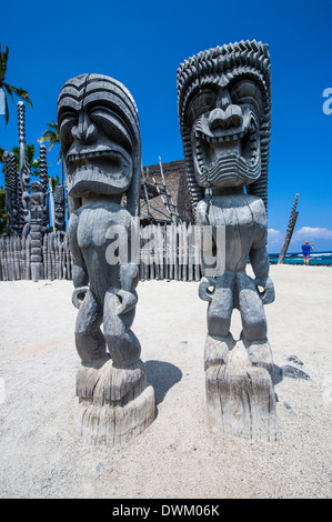 Statue in legno in Puuhonua o Honaunau National Historical Park, Big Island, Hawaii, Stati Uniti d'America, il Pacifico Foto Stock