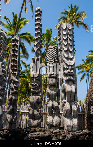 Statue in legno nel Puuhonua o Honaunau National Historical Park, Big Island, Hawaii, Stati Uniti d'America, il Pacifico Foto Stock