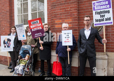 Londra, Regno Unito. Undicesimo Marzo 2014. Un piccolo gruppo di avvocati, avvocati e studenti di legge protesta al di fuori della Policy Exchange dove il Ministro della giustizia Chris Grayling sta affrontando un incontro sui contratti di assistenza legale per le grandi aziende. Credito: Paolo Davey/Alamy Live News Foto Stock