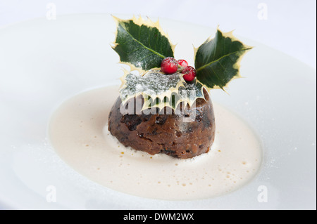 Singoli pudding natalizio con salsa di brandy Foto Stock