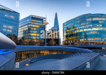 Il convogliatore, un anfiteatro accanto all'edificio GLC, maggiormente a Londra con il Coccio dietro, London Bridge, London, England, Regno Unito Foto Stock