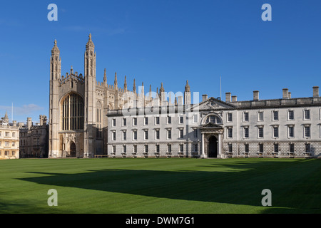 Kings College di Cambridge prato posteriore cappella ed edificio di Gibbs in una giornata di sole Foto Stock