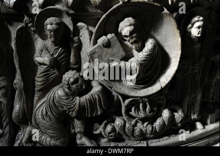 L'Italia. Lucca. Basilica di San Frediano. Fonte battesimale. Romanico. La vita di Mosè. Mosè riceve i Dieci Comandamenti. Sollievo. Foto Stock