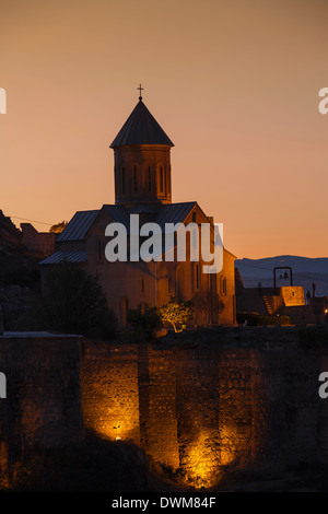 Vista di Narikala di fortezza e la chiesa di San Nicola, Tbilisi, Georgia, nel Caucaso e in Asia Centrale, Asia Foto Stock