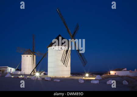 Mulini a vento a Campo de Criptana nella Mancha di Spagna centrale. Foto Stock