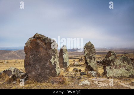 Antiche tombe, Zorats Karer (Karahundj) (Carahunge) (parlando pietre), Sisian, Armenia, Asia Centrale, Asia Foto Stock