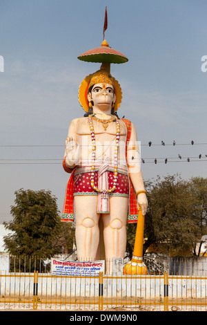 Rajasthan, India. Statua di Hanuman, un dio indù, visualizzando il mudra (gesto) di Abhaya o fearlessness. Foto Stock