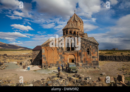 Chiesa Hovhannavank in corrispondenza del bordo della Qasakh River Canyon, Ashtarak, Armenia, Asia Centrale, Asia Foto Stock