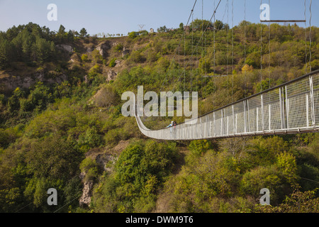 Turisti attraversando Ponte oscillante su Khndzoresk Canyon, Khndzoresk, Goris, Armenia, Asia Centrale, Asia Foto Stock