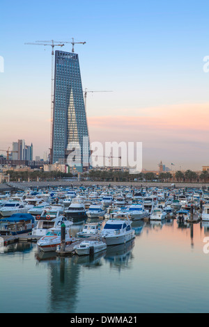 Souk Shark Shopping Centre e Marina con la nuova Banca centrale del Kuwait in distanza, Kuwait City, Kuwait, Medio Oriente Foto Stock
