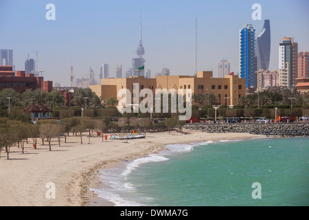 Golfo Arabico e dello skyline della città, Salmiya, Kuwait City, Kuwait, Medio Oriente Foto Stock