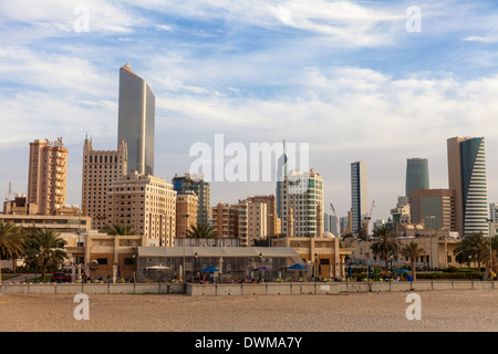 Guardando verso il centro città di edifici da una spiaggia sul Golfo Arabico Street, Sharq, Kuwait City, Kuwait, Medio Oriente Foto Stock