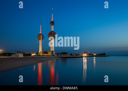 Kuwait Towers all'alba, Kuwait City, Kuwait, Medio Oriente Foto Stock