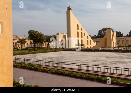 Jaipur, Rajasthan, India. Jantar Mantar, un settecentesco sito per le osservazioni astronomiche, adesso sito del Patrimonio Mondiale. Foto Stock