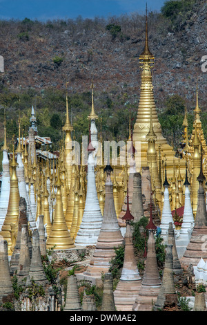 Panoramica di Shwe Inn Thein Paya tempio complesso a Ithein (anche Indein) vicino Lago Inle nello Stato di Shan in Myanmar centrale. Foto Stock