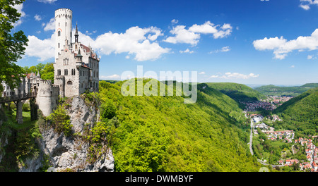 Castello di Lichtenstein in primavera, Svevo, Baden Wurttemberg, Germania, Europa Foto Stock