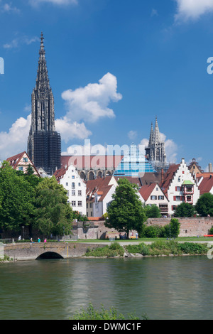 Vista sul Fiume Danubio per la città vecchia di Ulm con Minster (Muenster), Baden Wurttemberg, Germania, Europa Foto Stock