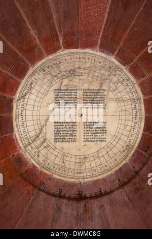 Jaipur, Rajasthan, India. Jantar Mantar, un settecentesco sito per le osservazioni astronomiche, adesso sito del Patrimonio Mondiale. Foto Stock