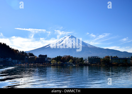 Mt Fuji dal lago Kawaguchiko in autunno o a foglia caduta stagione. Foto Stock