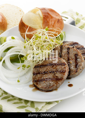 Grigliate gli hamburger di manzo con verdure Foto Stock