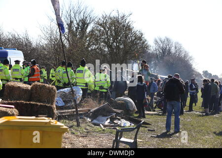 Salford, Regno Unito. Undicesimo Mar, 2014. Manifestanti attendere l' esito del loro ricorso. Anti-fracking manifestanti sono stati concessi un soggiorno di esecuzione da parte della Corte di appello. Anti-fracking manifestanti sono stati ordinati per lasciare la Barton Moss protesta camp dopo i proprietari terrieri Peel Holdings ha chiesto Manchester giustizia civile Centro per il possesso del camp. L'ordine del tribunale ha detto che i manifestanti devono lasciare il sito prima di mezzogiorno su Martedì, 11 marzo, 2014. Credito: Christopher Middleton/Alamy Live News Foto Stock