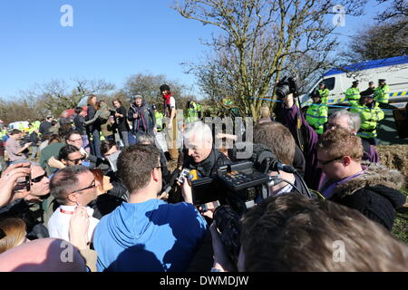 Salford, Regno Unito. Undicesimo Mar, 2014. Premere il tasto Conferenza come la notizia arriva attraverso. Anti-fracking manifestanti sono stati concessi un soggiorno di esecuzione da parte della Corte di appello. Anti-fracking manifestanti sono stati ordinati per lasciare la Barton Moss protesta camp dopo i proprietari terrieri Peel Holdings ha chiesto Manchester giustizia civile Centro per il possesso del camp. L'ordine del tribunale ha detto che i manifestanti devono lasciare il sito prima di mezzogiorno su Martedì, 11 marzo, 2014. Credito: Christopher Middleton/Alamy Live News Foto Stock