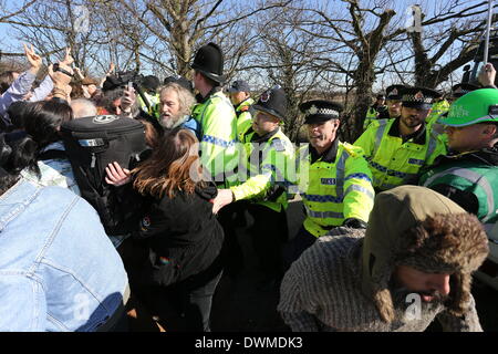 Salford, Regno Unito. Undicesimo Mar, 2014. Manifestanti marzo con furgoni dopo la decisione della corte di appello. Anti-fracking manifestanti sono stati concessi un soggiorno di esecuzione da parte della Corte di appello. Anti-fracking manifestanti sono stati ordinati per lasciare la Barton Moss protesta camp dopo i proprietari terrieri Peel Holdings ha chiesto Manchester giustizia civile Centro per il possesso del camp. L'ordine del tribunale ha detto che i manifestanti devono lasciare il sito prima di mezzogiorno su Martedì, 11 marzo, 2014. Credito: Christopher Middleton/Alamy Live News Foto Stock