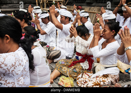 La civiltà indù in preghiera a Pura Besakih tempio indù sulle pendici del Monte Agung a Bali Foto Stock