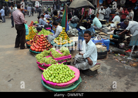 Street trader vendono frutti all'aperto il 15 febbraio 2014 in Kolkata India. Foto Stock