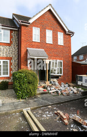 Heybridge, Essex, Regno Unito . Undicesimo Mar, 2014. Una vettura si è scontrato con una casa causando gravi danni all'edificio e il ferimento di un automobilista femmina. Heybridge, Essex, undicesimo marzo 2014 Credit: Matt Ala/Alamy Live News Foto Stock