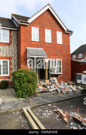 Heybridge, Essex, Regno Unito . Undicesimo Mar, 2014. Una vettura si è scontrato con una casa causando gravi danni all'edificio e il ferimento di un automobilista femmina. Heybridge, Essex, undicesimo marzo 2014 Credit: Matt Ala/Alamy Live News Foto Stock