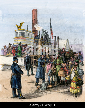 Gli immigrati in atterraggio a giardino del castello nel porto di New York, 1880. Colorate a mano la xilografia Foto Stock