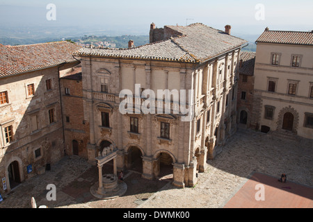 Vista dall'alto del Palazzo Nobili Tarugi in Piazza Grande a Montepulciano, Toscana, Italia. Foto Stock