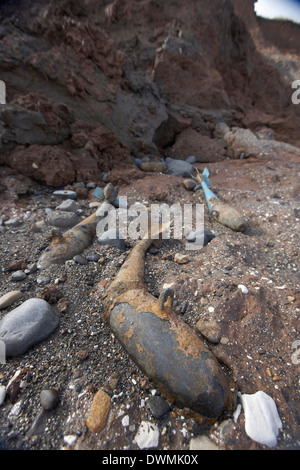 Bombe inesplose munizioni esposta da erosione costiera sulla spiaggia Mappleton vicino Hornsea East Yorkshire, Regno Unito Foto Stock