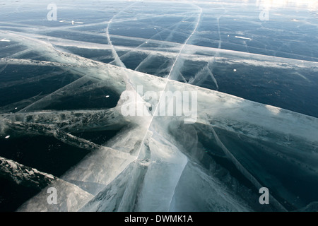 Incrinature di pressione vengono visualizzate in nero del ghiaccio sulla superficie del 800m congelati Lago Baikal, Oblast di Irkutsk, Siberia, Russia Foto Stock