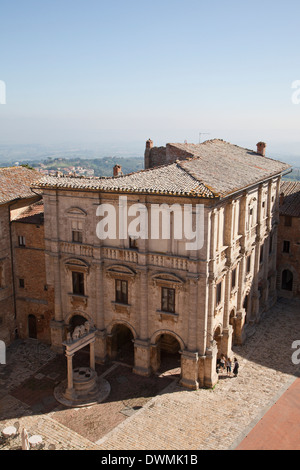 Vista dall'alto del Palazzo Nobili Tarugi in Piazza Grande a Montepulciano, Toscana, Italia. Foto Stock