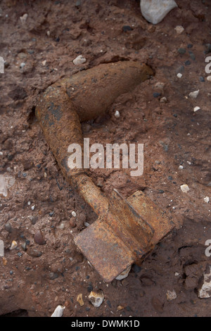 Bombe inesplose munizioni esposta da erosione costiera sulla spiaggia Mappleton vicino Hornsea East Yorkshire, Regno Unito Foto Stock