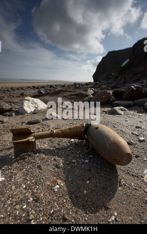 Bombe inesplose munizioni esposta da erosione costiera sulla spiaggia Mappleton vicino Hornsea East Yorkshire, Regno Unito Foto Stock