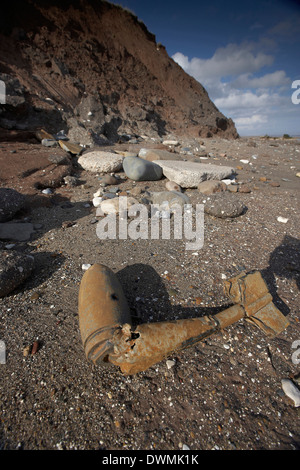 Bombe inesplose munizioni esposta da erosione costiera sulla spiaggia Mappleton vicino Hornsea East Yorkshire, Regno Unito Foto Stock