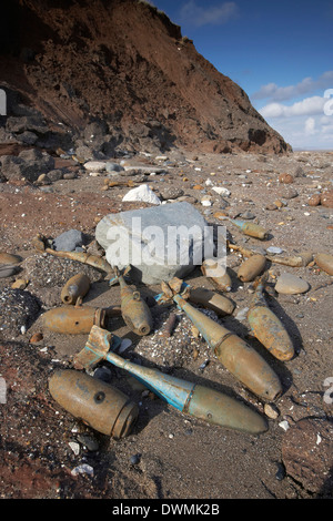 Bombe inesplose munizioni esposta da erosione costiera sulla spiaggia Mappleton vicino Hornsea East Yorkshire, Regno Unito Foto Stock