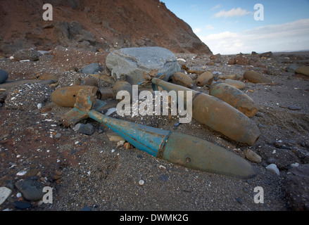 Bombe inesplose munizioni esposta da erosione costiera sulla spiaggia Mappleton vicino Hornsea East Yorkshire, Regno Unito Foto Stock