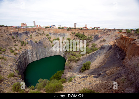 Il foro grande, parte di Kimberley miniera di diamanti che ha prodotto 2722 kg di diamanti, Northern Cape, Sud Africa e Africa Foto Stock