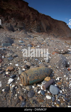 Bombe inesplose munizioni esposta da erosione costiera sulla spiaggia Mappleton vicino Hornsea East Yorkshire, Regno Unito Foto Stock