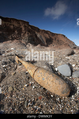 Bombe inesplose munizioni esposta da erosione costiera sulla spiaggia Mappleton vicino Hornsea East Yorkshire, Regno Unito Foto Stock